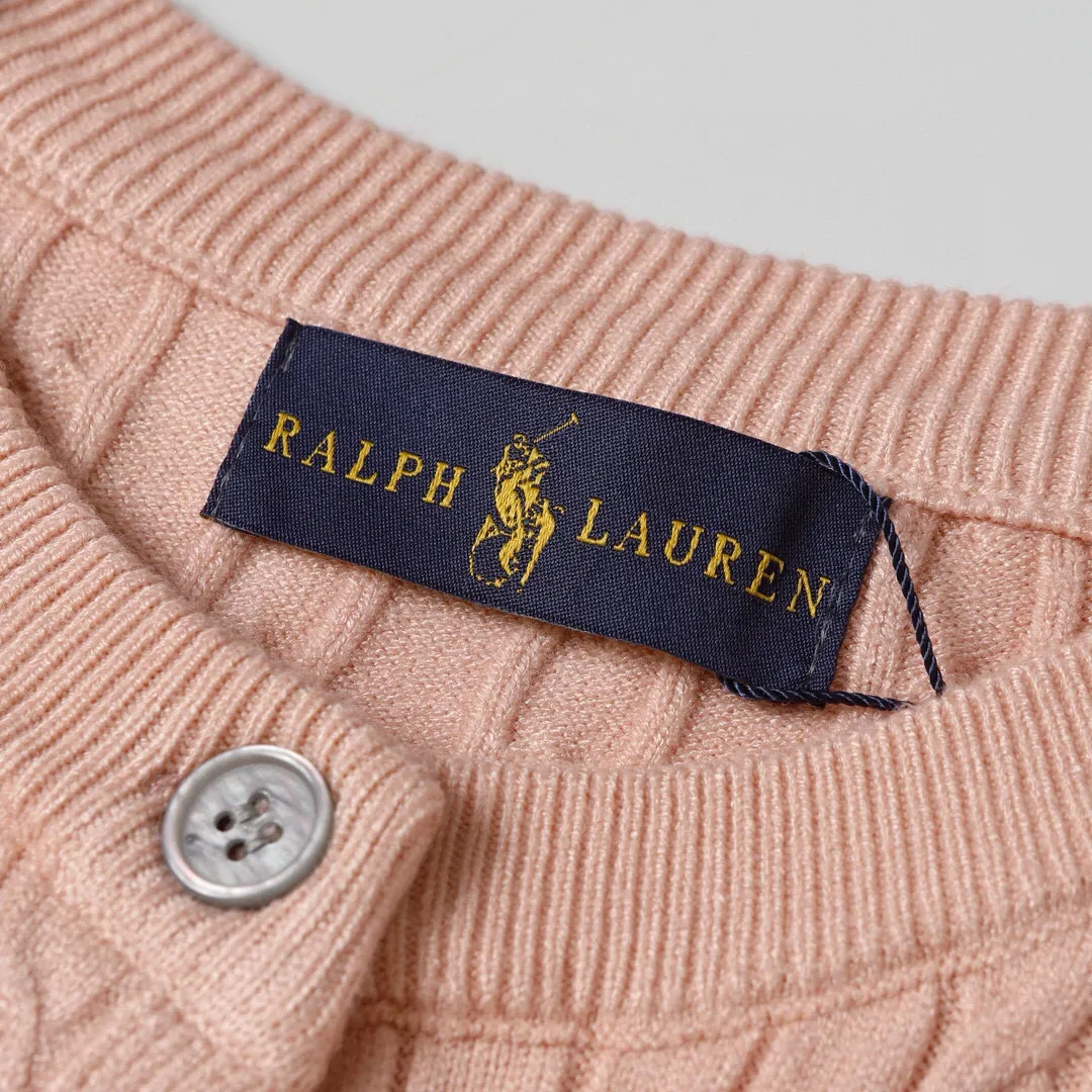 P166 Style No.: 602 -Ralph Lauren RL cardigan with classic war horse logo embroidery on the chest, long-sleeved sweater sweater jacket -The item is made of custom-dyed and custom-spun yarn, purchased from the original version. A full set of customized accessories. Details determine success or failure. Heavy new autumn and winter style. The weight of the item is as high as 800 grams. It is soft and delicate and does not tie the body. The upper body effect is very nice. Loose fit. Women's style. -Color: black, off-white, milk tea, light gray, dark gray. Navy blue red khaki red - Size: S / M / L S size 80-100 catties M size 100-120 catties Large size 120-135 catties